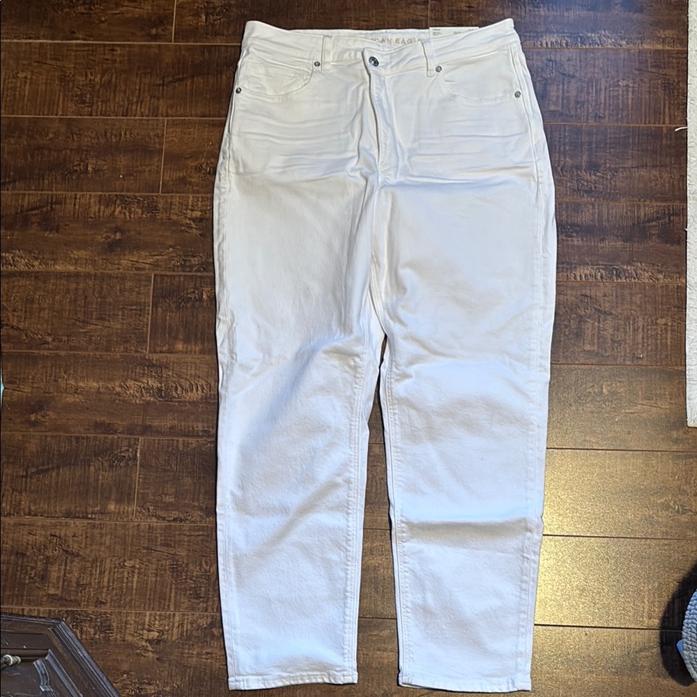 American Eagle White Mom Jeans